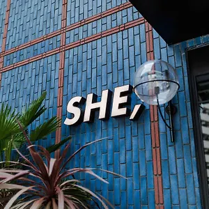 She, Otel